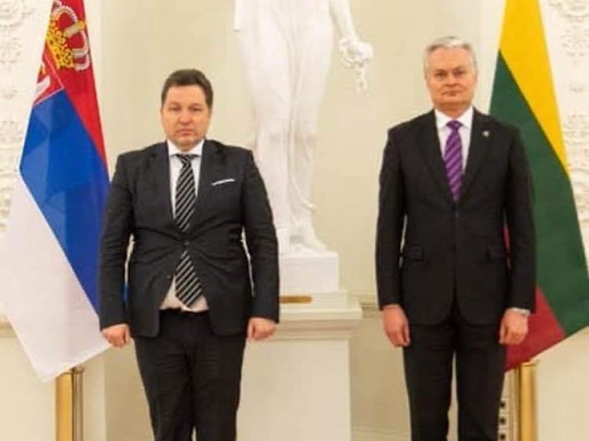 Qesharake: Ambasadori i Serbisë bëhet objekt i talljes, pasi e veshi xhaketën e ngushtë