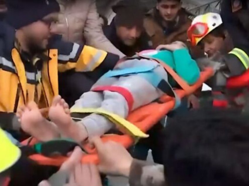 Tërmeti shkatërrues në Turqi/ Ekipi grek i shpëtimit gjen 6-vjeçaren mbi trupin e pajetë të motrës (Historia)