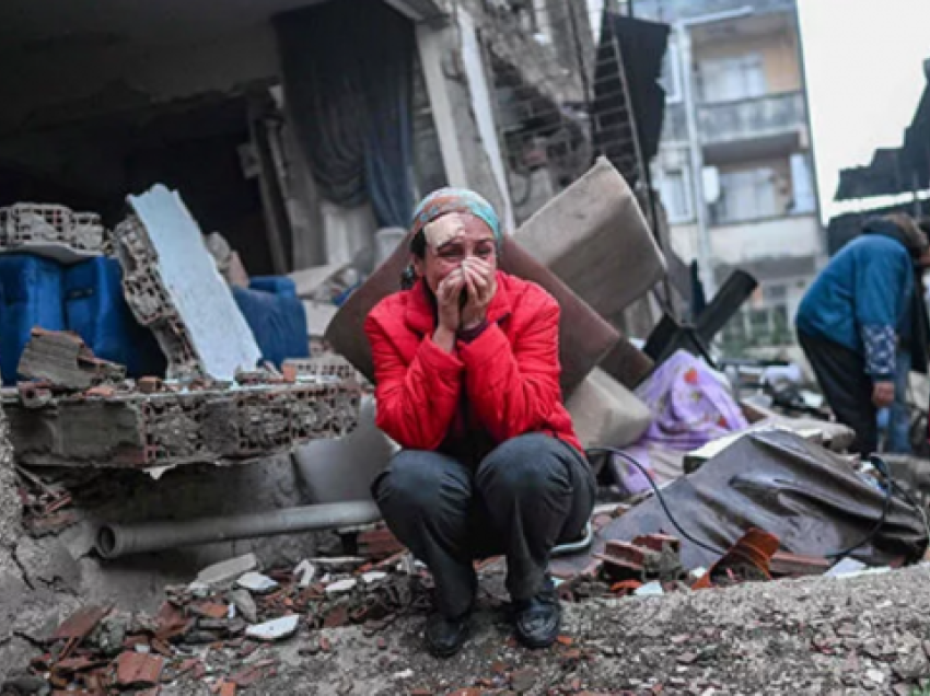 Tërmetet në Turqi, banorët të detyruar të qëndrojnë në serra: Nuk kemi ku të jetojmë