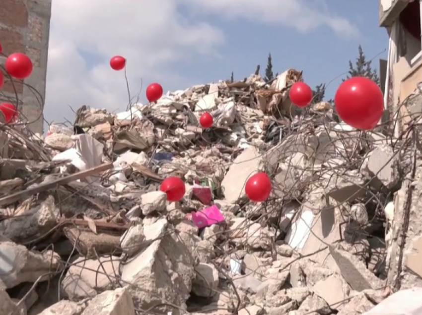 Turqit vendosin balona të kuq mbi rrënoja, për të nderuar fëmijët që vdiqën nga tërmetet