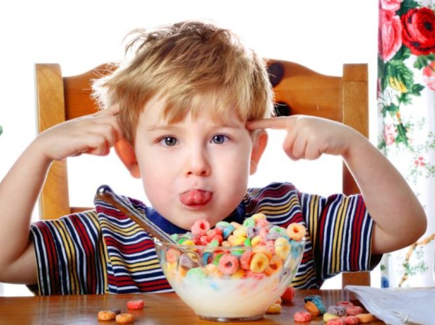 A i bën sheqeri fëmijët hiperaktivë?