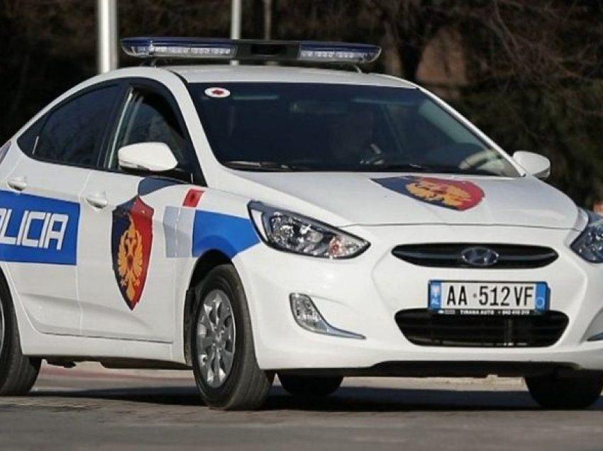  Policia bllokon automjetin dhe vë në pranga tre persona në Tiranë - efektivët i gjejnë armë dhe çekiçë në makinë