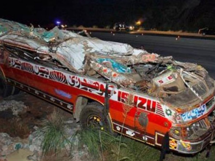 Autobusi bie nga autostrada duke lënë 14 pasagjerë të vrarë, 63 të plagosur në Pakistan