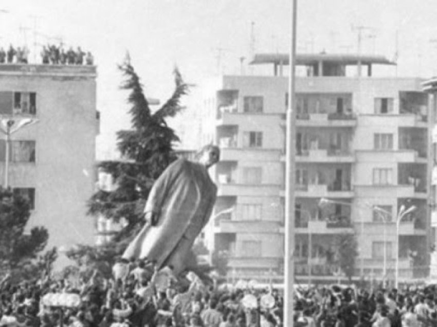 ​32 vjet nga rrëzimi i bustit të diktatorit Enver Hoxha