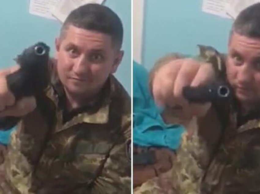 Ushtari ukrainas qëllon shokun e tij me plumb në kokë, po e filmonte teksa luante me armë