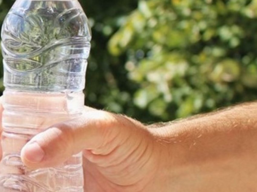 Mos i ripërdorni shishet e ujit, ja sa të rrezikshëm janë!