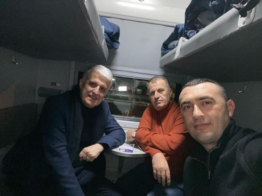 Pandeli Majko niset drejt Ukrainës, në tren dhe dy deputetët socialistë 