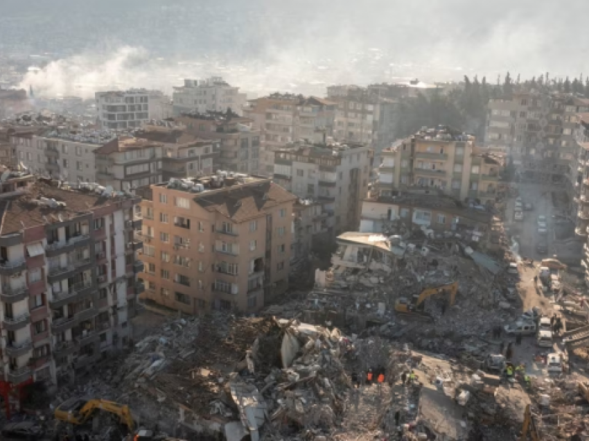 Mbi 43 mijë e 550 të vdekur nga tërmetet në Turqi, ndërtuesit po hetohen