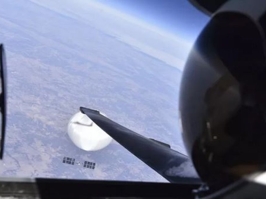 Selfie shfaq pilotin amerikan duke fluturuar mbi ‘tullumbacen spiune’ kineze