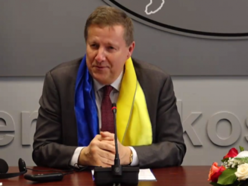 Ambasadori i BE-së bën këtë gjest në një vjetorin e luftës në Ukrainë