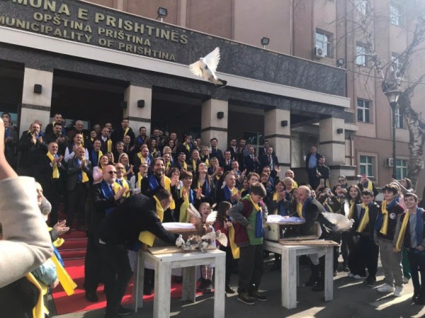 ​Komuna e Prishtinës lëshon pëllumba për paqen në Ukrainë