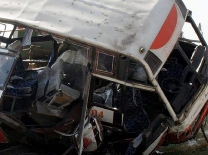 Aksident tragjik, kamioni përplas autobusin plot me pasagjerë - vdesin 14 persona