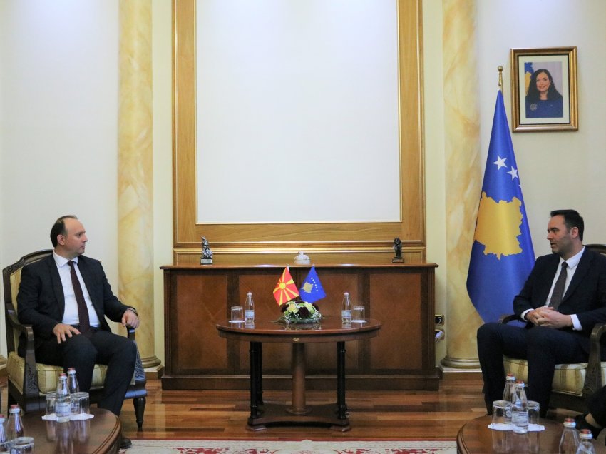 Kryetari Glauk Konjufca priti në takim një delegacion parlamentar nga Maqedonia e Veriut