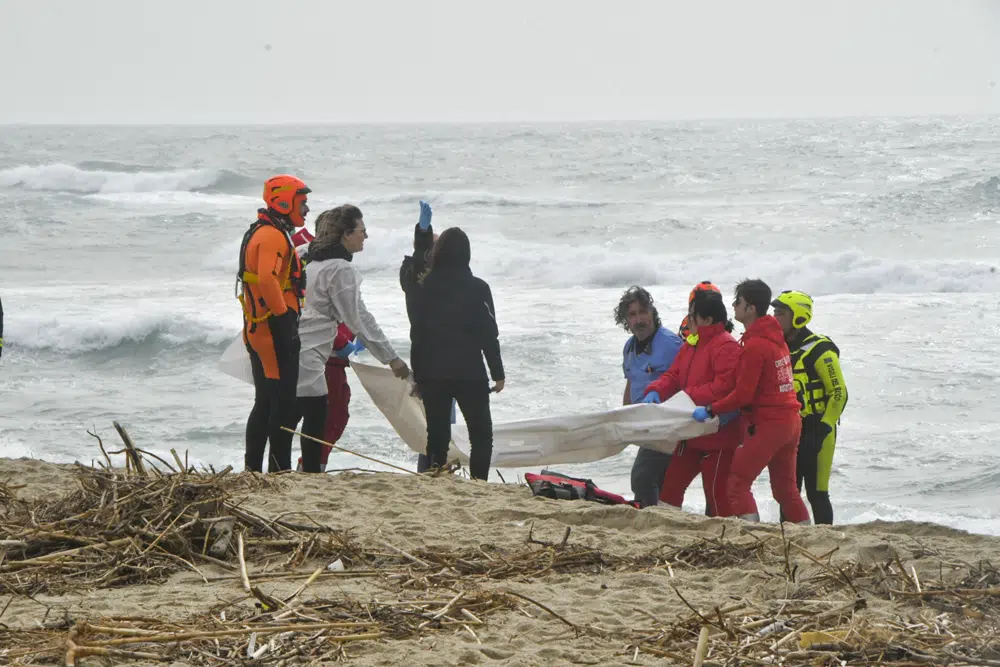 Gati 60 të vdekur nga fundosja e një varke me emigrantë në brigjet e Kalabrisë