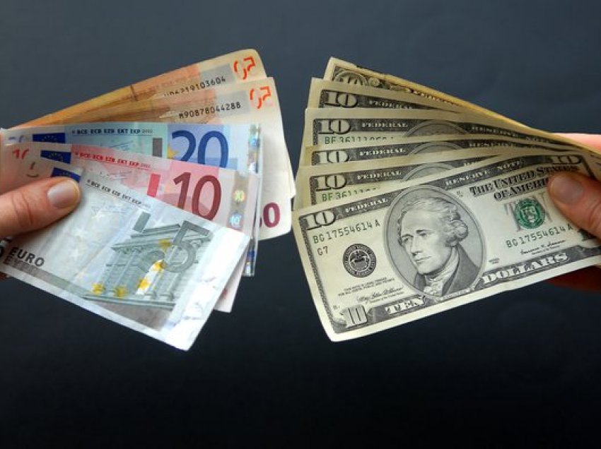 Viti nis me monedha të zhvlerësuara/ Këmbimi valutor, çfarë po ndodh me euron e dollarin?