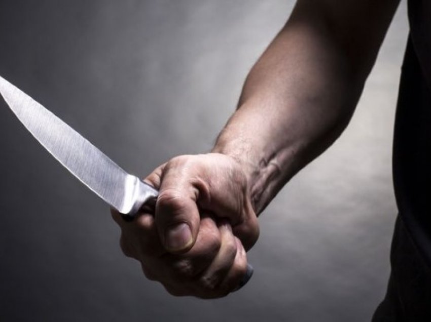 Djali i dehur në Istog e lëndon me thikë nënën e tij