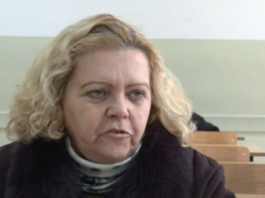 Interesante: 54 vjeçarja nga Ferizaji ndjek mësimet në shkollën fillore në Prishtinë 