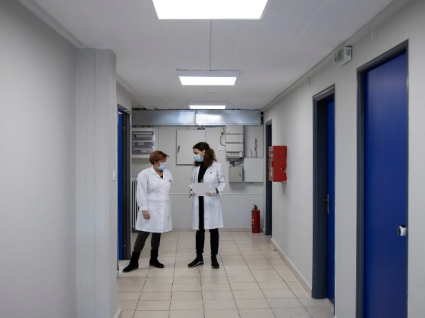 Greqia rikthen në punë personelin shëndetësor të pavaksinuar
