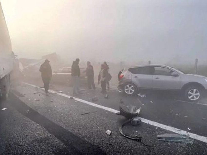 Mjegulla në rrugë, përplasen 9 vetura e 4 kamionë në Greqi