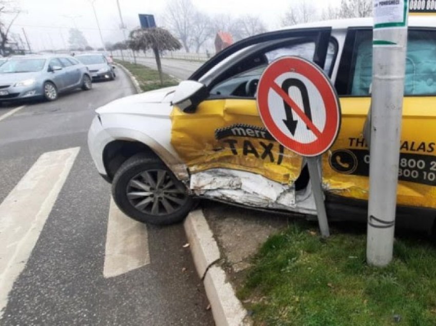 ​Aksident në qendër të Gjakovës, lëndohet shoferi i taksisë