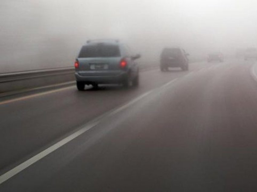 Mjegulla në Kosovë: Publikohen 5 këshilla se si të vozisni sigurt