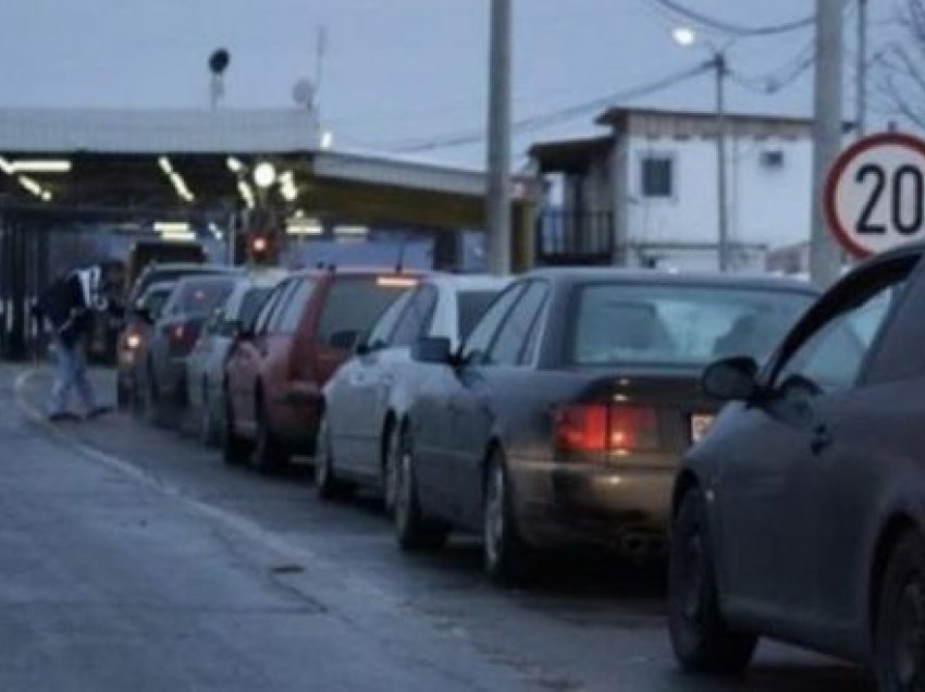 Për të dalë nga Kosova, mërgimtarët po presin deri në gjysmë ore në Merdarë e te Dheu i Bardhë