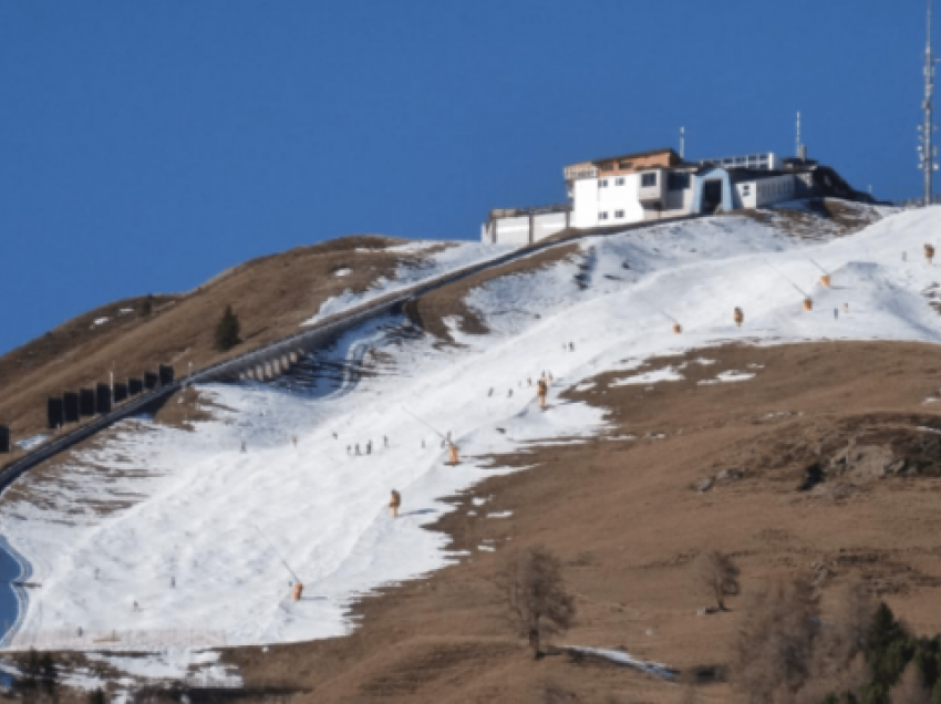 Moti i ngrohtë shkrin borën në Alpe, skiatorët mbeten pa pista
