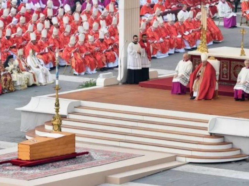 Papa dhe 50 mijë besimtarë i dhanë lamtumirën e fundit Benediktit