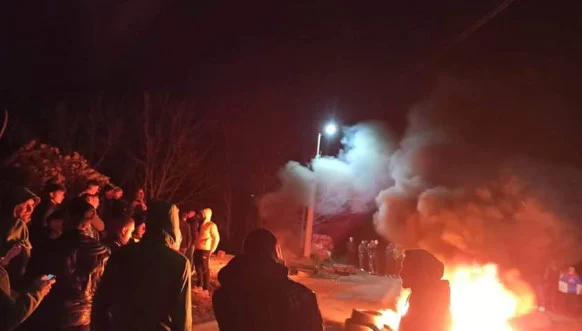 Plagosja në Shtërpcë/ Serbët bllokojnë rrugën me goma dhe i djegin ato