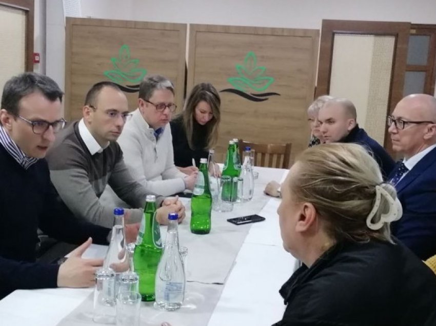 Petkoviq takohet me familjet e serbëve të arrestuar: Ne jemi këtu për të luftuar për njerëzit tanë