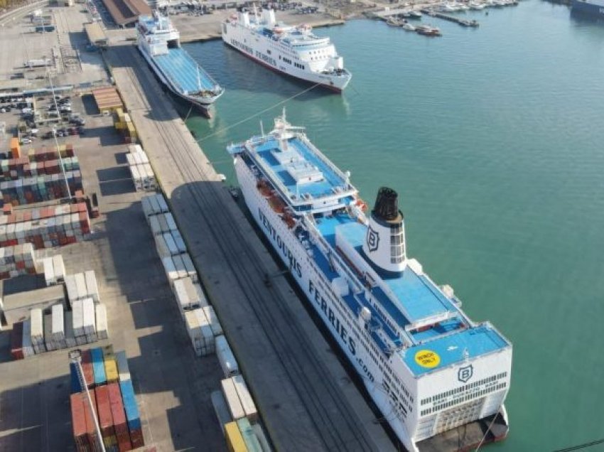 Rreth 60 mijë udhëtarë dhe mbi 20 mijë automjete hynë dhe dolën nga Porti i Durrësit në Dhjetor