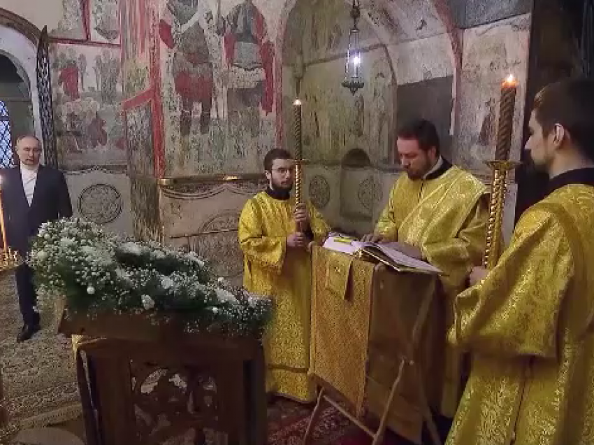 Të krishterët ortodoksë mbushin kishat në Rusi për shërbimet e natës së Krishtlindjes