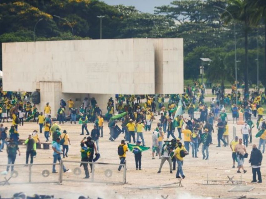 Brazil, mbështetësit e Bolsonaros pushtojnë Kongresin, rrethojnë pallatin presidencial