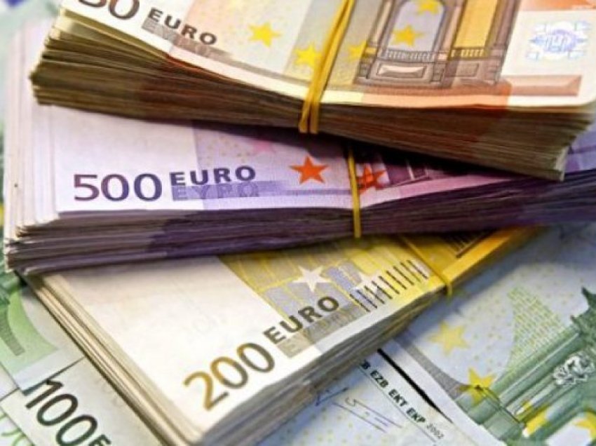 “Shqiptarët shpenzuan 360 mijë euro për setin me 3 çanta, parfume dhe kuleta”