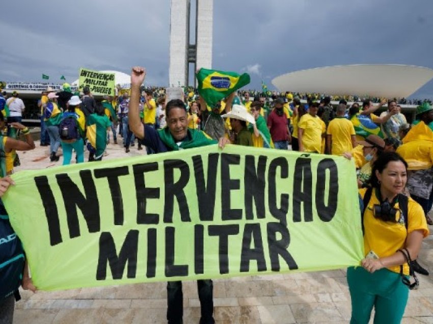 ​Mbështetësit e Bolsonaros hyrën në Kongres dhe pallatin presidencial