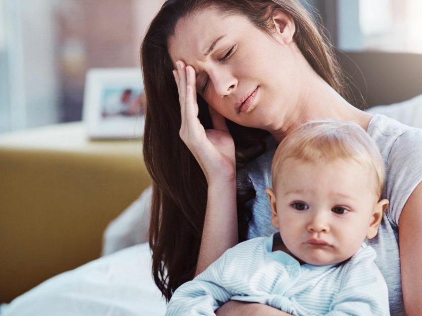 Çfarë është lodhja pas lindjes dhe çfarë e shkakton atë?