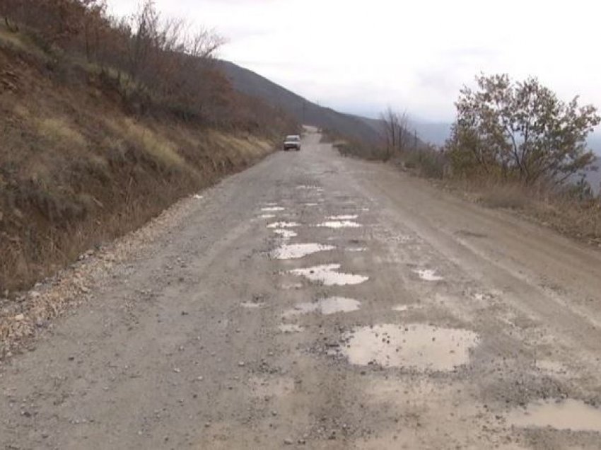 Rruga e Krastës, 16 km “ferr” me lapidarë viktimash, zyrtari i PS: Nëse nuk ndërhyhet në këtë aks dhe në fshatra bojkotojmë zgjedhjet
