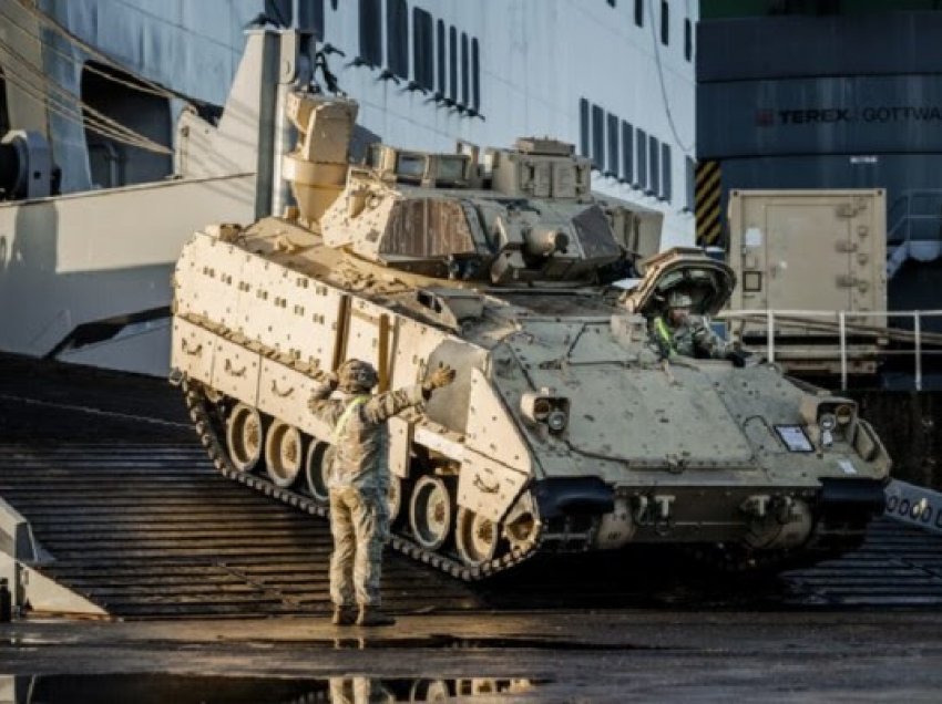​Tanke amerikane në një port holandez në rrugën e tyre për në Krahun Lindor të NATO-s