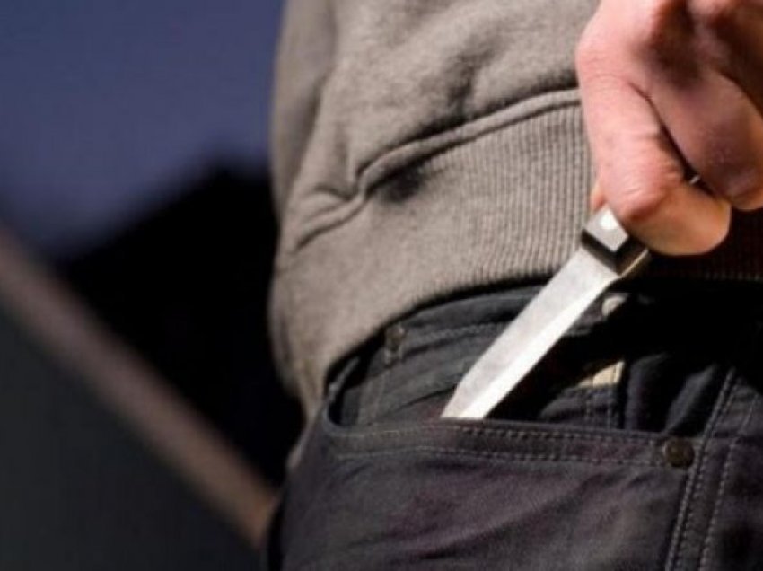 Shkaku i një mosmarrëveshjeje në komunikacion, sulmohet me thikë një i mitur në Gjakovë