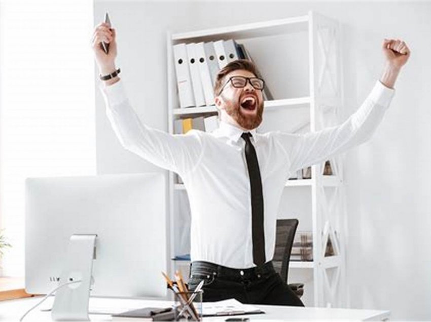 Pesë mënyra për të qëndruar të lumtur në punë