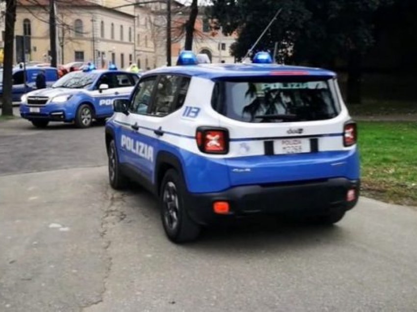 Grabiti me thikë kuzhine të moshuarën dhe e mbylli në dollap, arrestohet 25-vjeçari shqiptar në Itali