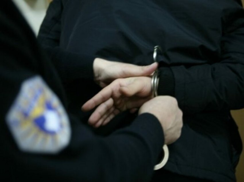 Kanoset një femër në vendin e saj të punës në Prishtinë, arrestohet një person