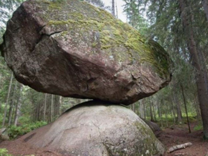 Misteri i shkëmbit që qëndron prej 11 mijë vitesh mbi një gur