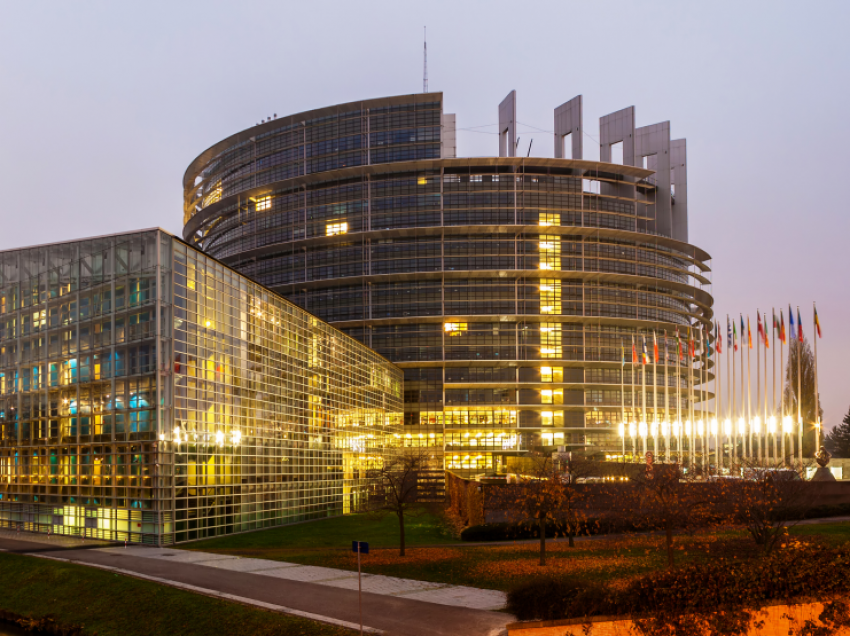 Asambleja e BE-së nis shqyrtimin e imunitetit të dy eurodeputetëve për skandalin e korrupsionit 