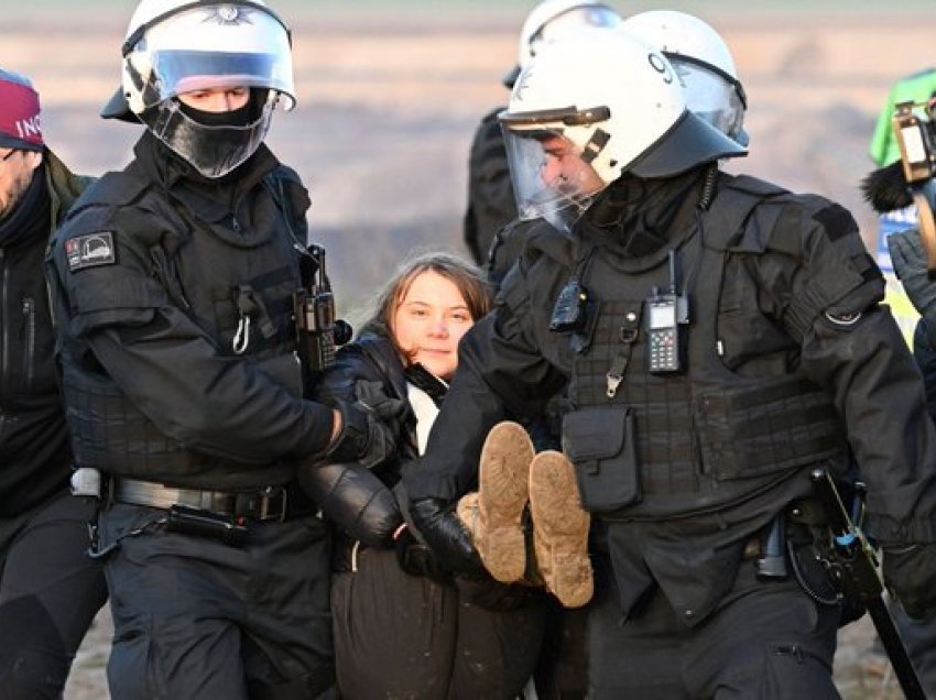 Arrestohet Greta Thunberg, momenti kur buzëqesh e rrethuar nga policët 