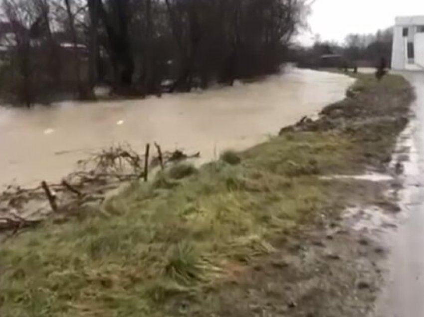 Situatë e rënduar nga reshjet edhe në fshatrat e Podujevës, lumenjtë gati të dalin nga shtrati