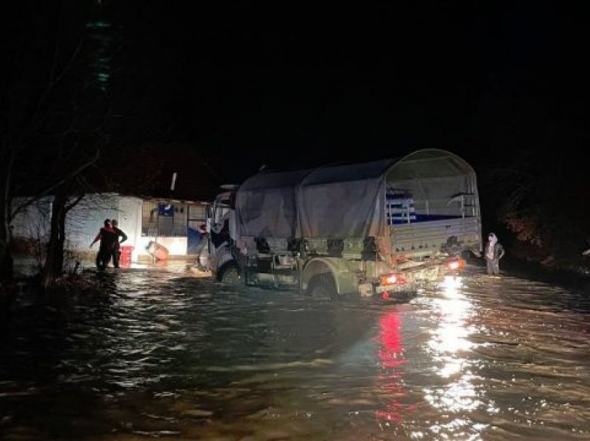 Pamjet e FSK-së nga përmbytjet në Kosovë, gjatë gjithë natës pati operacione shpëtimi