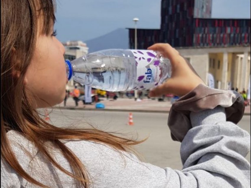 Të pish shumë ujë ndihmon në dietë, por nuk ju dobëson