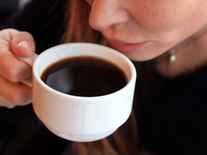 Studimi i ri thyen mitin për ata që konsumojnë kafenë