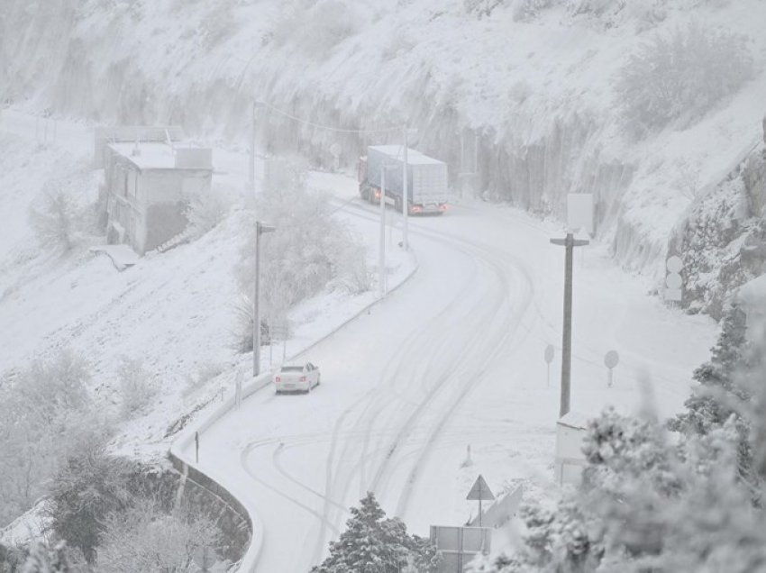 Bora mbulon Kroacinë, trafiku bllokohet në disa pjesë të vendit